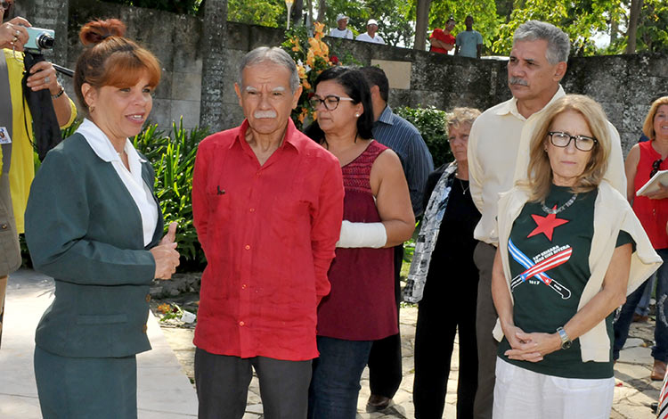 Oscar López Rivera recorre Mausoleo Frente de Las Villas, en Santa Clara, Cuba.