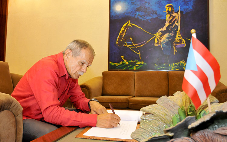 Oscar López Rivera firma libro de visitas en el Memorial Ernesto Che Guevara.