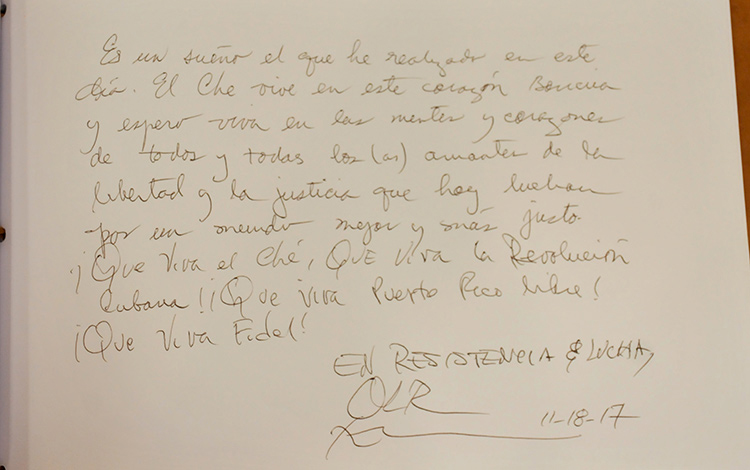 Oscar López Rivera firma libro de visitantes en Complejo Escultórico Memorial Ernesto Che Guevara.