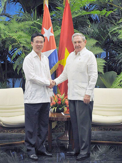 Raul Castro y Vo Van Thoung.