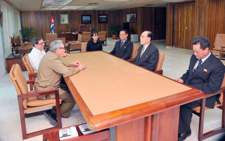 Raúl Castro Ruz y Kim Yong Nam.