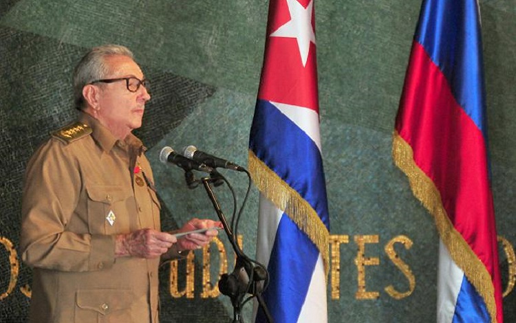 Recibe Raúl Castro Ruz Premio Lenin