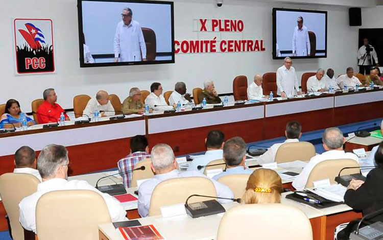 Raúl Castro Ruz interviene en Pleno del Comité Central del Partido.