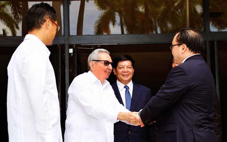 Raúl Castro recibe a dirigente vietnamita 