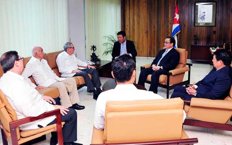 Intercambia Raúl Castro con dirigentes vietnamitas