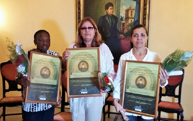 Villaclareñas destacadas recibe el reconocimiento Carolina Rodríguez Suárez, de la Sociedad Cultural José Martí.