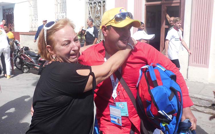 Familiares reciben a delegados al Festival de Sochi.