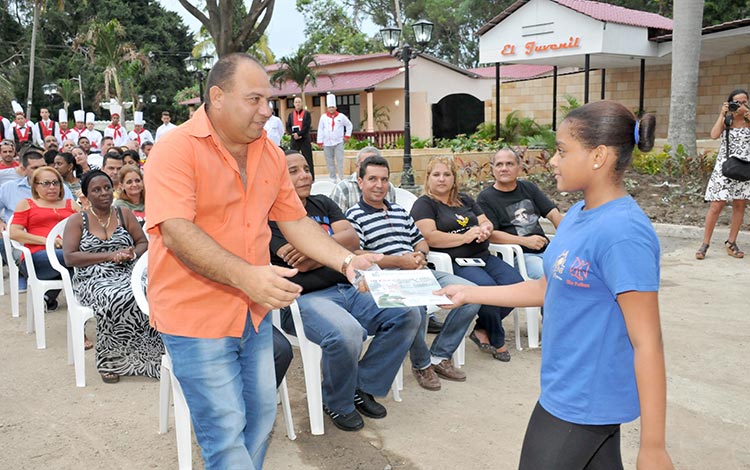 Reconocimiento a empresas que participaron en reconstrucción del Complejo Recreativo Somos Jóvenes.