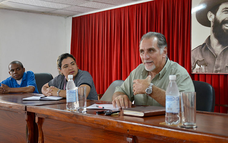 René González Sheweret dialoga con estudiantes y profesores de la Escuela Militar Camilo Cienfuegos, de Villa Clara.