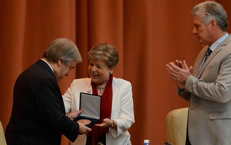 Antonio Guterres, secretario general de la ONU, recibe la medalla conmemorativa por el aniversario 70 de la Cepal. 