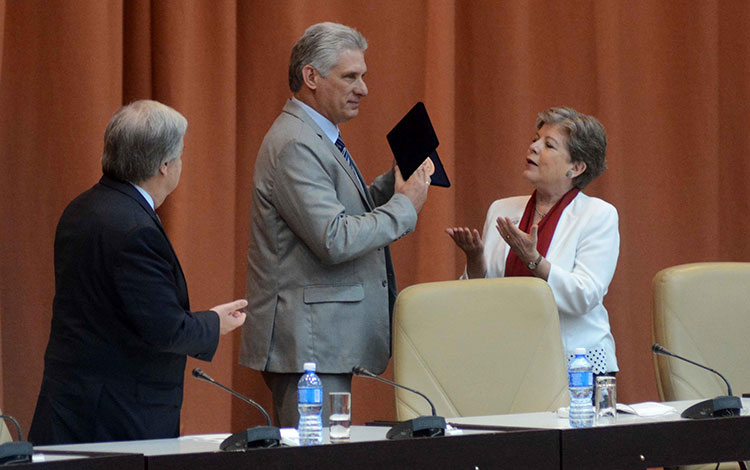 Miguel Dí­az-Canel recibe la medalla conmemorativa por el aniversario 70 de la Cepal.