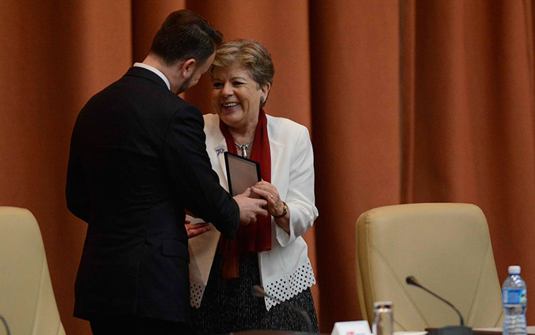 Entrega a México de la Antonio Guterres, secretario general de la ONU, recibe la medalla conmemorativa por el aniversario 70 de la Cepal. 