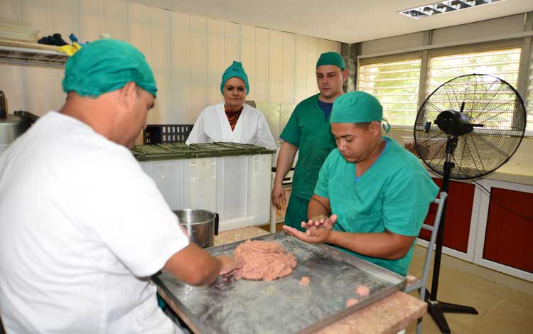 trabajadores del centro de procesos Aromas acuícolas Sandino trabajadores del centro de procesos Aromas acuícolas Sandino
