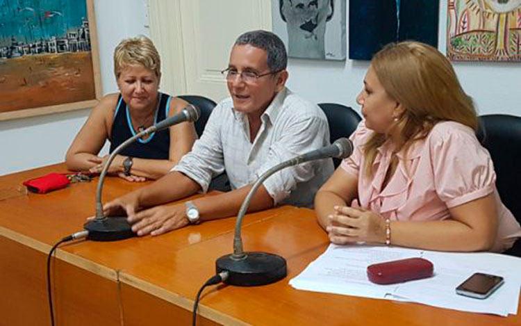 El presidente del Jurado del concurso nacional de periodismo 26 de Julio, de la Upec, Roger Ricardo Luis, al anunciar los resultados en la Casa de la Prensa. 