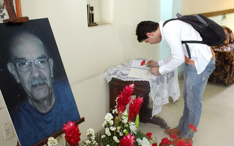 Jóvenes homenajean a Moltó