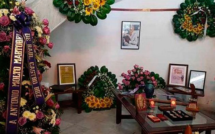 Ofrenda de Raúl Castro a a funeral de Antonio Moltó