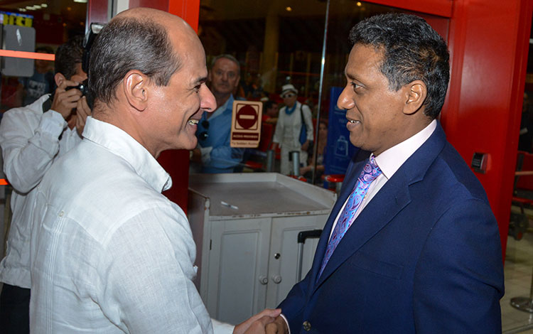 Vicecanciller cubano Rogelio Sierra recibe a presidente de Seychelles, Danny Faure.