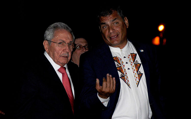 Raúl Castro y Rafael Correa, despedida, aeropuerto José Martí, La Habana.