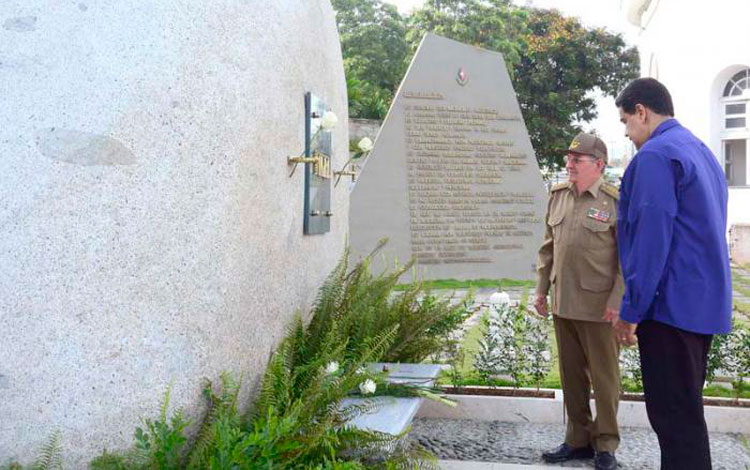 Raúl y Maduro en Santa Ifigenia