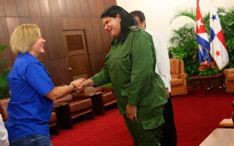 Vicepresidenta del Consejo de Estado de Cuba Mercedes López Acea recibe a primera dama de Panamá, Lorena Castillo de Varela.