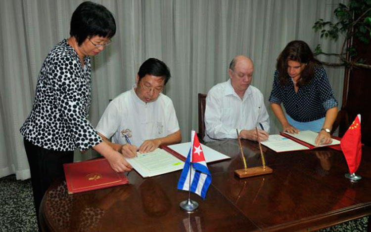 Rodrigo Malmierca, ministro de  Comercio Exterior e Inversión Extranjera y Chen Xi, embajador de la República Popular China en Cuba.