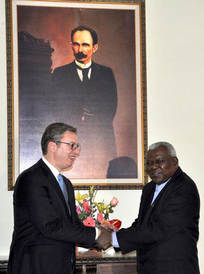Aleksandar VuÄiÄ‡ fue recibido por el presidente del Parlamento cubano, Esteban Lazo Hernández.