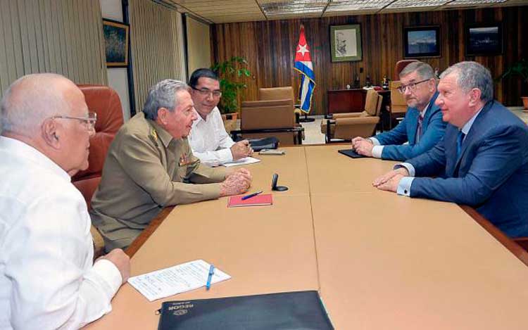 El General de Ejército Raúl Castro Ruz, Presidente de los Consejos de Estado y de Ministros, recibió al señor Igor Sechin, Presidente de la empresa petrolera rusa Rosneft. Foto: Estudios Revolución