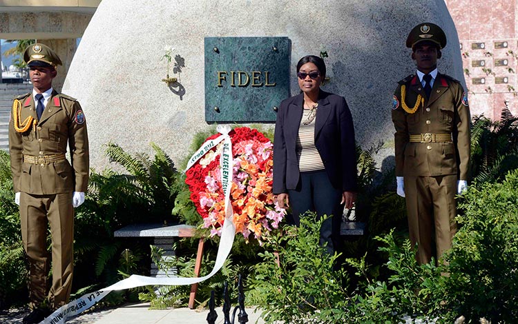 Saara Kuugongelwa-Amadhila, primera ministra de Namibia, rinde tributo a Fidel Castro.