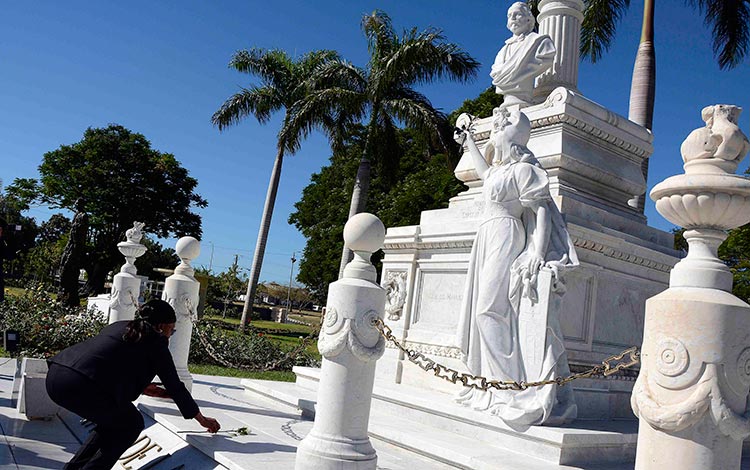 Primera ministra de Namibia rinde tributo a Carlos Manuel de Céspedes.