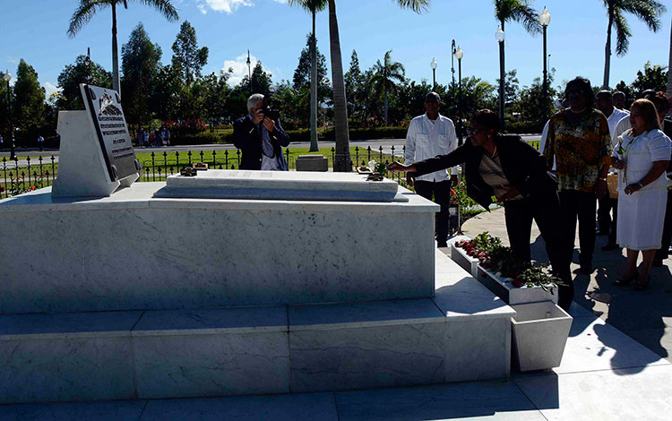 Primera ministra de Namibia rinde tributo a Mariana Grajales.