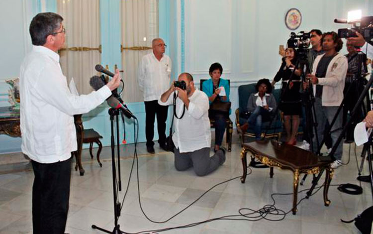 Rueda de prensa ofrecida por Carlos Fernández de Cossí­o, director general de Estados Unidos de la cancillerí­a cubana.