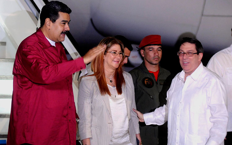 Nicolás Maduro Moros es recibido en La Habana por canciller de Cuba, Bruno Rodríguez Parrilla.