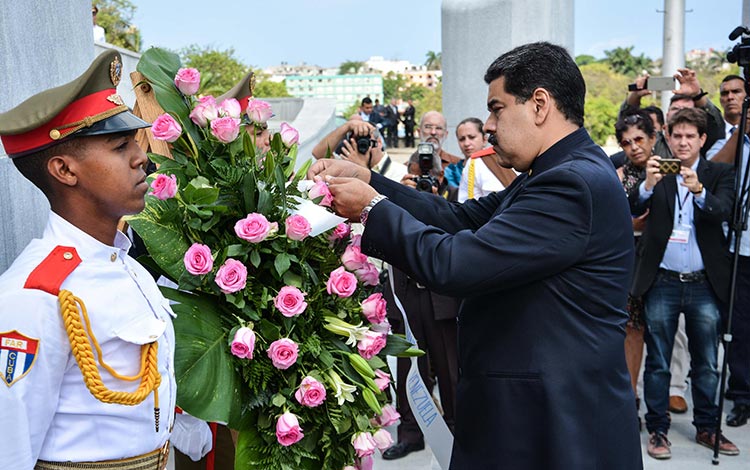 Nicolás Maduro rinde honores a José Martí en La Habana.