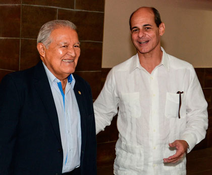 Presidente de la República de El Salvador, Salvador Sánchez Cerén, junto al viceministro de Relaciones Exteriores de Cuba Rogelio Sierra.