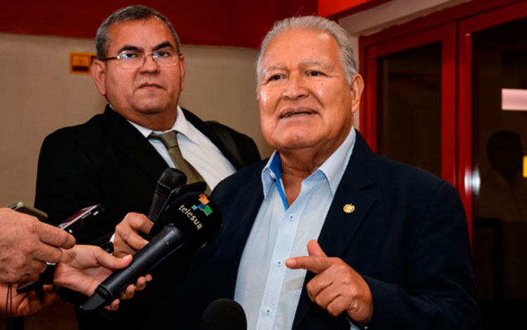 Presidente de la República de El Salvador, Salvador Sánchez Cerén, ofrece declaraciones tras su arribo a Cuba, 23 de octubre de 2018.