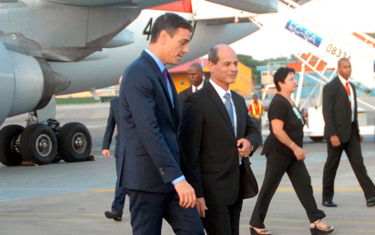 Pedro Sánchez, presidente de España, es recibido por vicecanciller de Cuba, Rogelio Sierra.