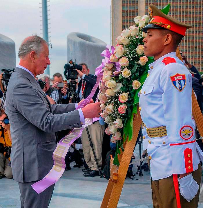 Prí­ncipe de Gales rinde tributo a José Martí­ en La Habana.