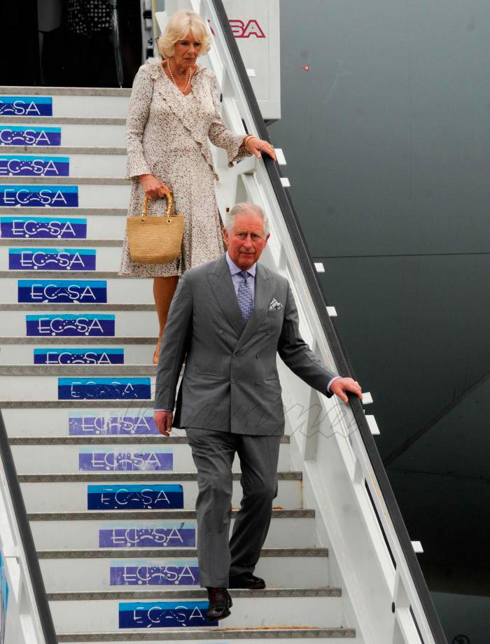 Prí­ncipe de Gales y duquesa de Cornualles desciende del avión en La Habana, Cuba.