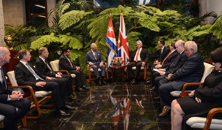 Delegaciones presentes en el encuentro entre el prí­ncipe Carlos de Gales y el presidente de Cuba, Miguel Dí­az-Canel Bermúdez.