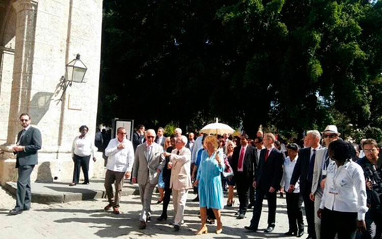 Recorrido de la altezas reales británicas por la Habana Vieja.