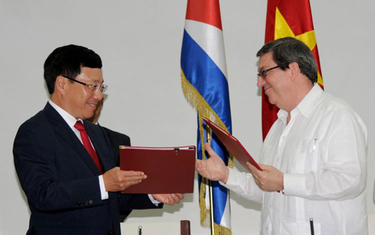 Bruno Rodrí­guez y Phan Binh Minh, cancilleres de Cuba y Vietnam, respectivamente.