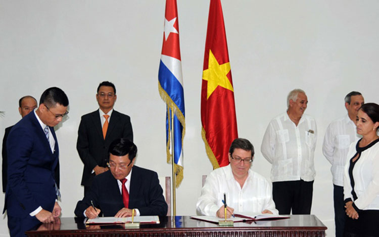 Cancilleres de Cuba y Vietnam firman plan de consultas políticas intercancillerías.