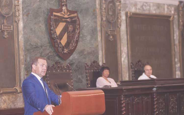 Doctor Honoris Causa en Ciencias Políticas al presidente del Gobierno de la Federación de Rusia.