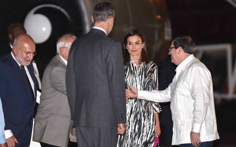Canciller cubano, Bruno Rodrí­guz Parrilla, recibe a los reyes de España en el aeropuerto internacional de La Habana.