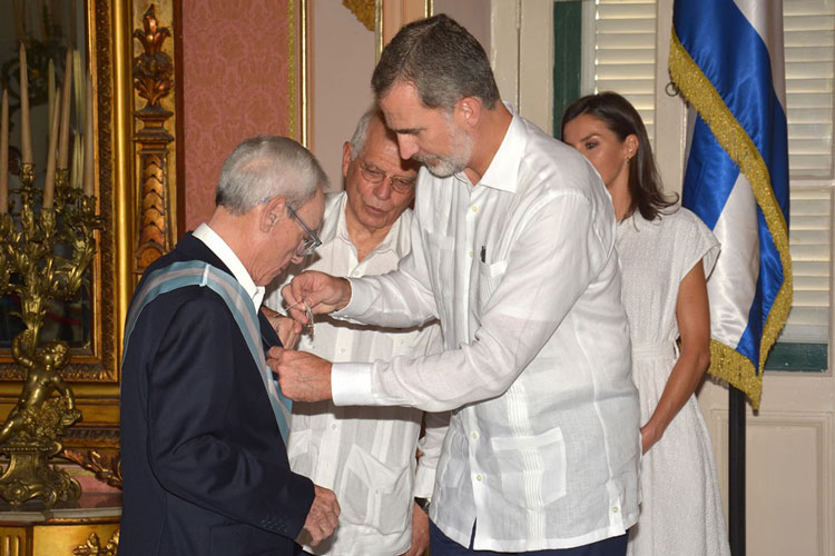 Eusebio Leal recibe, de manos del rey de España, Felipe VI, la  Gran Cruz de la Orden Española de Carlos III.