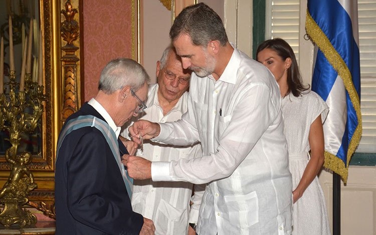 Eusebio Leal recibe, de manos del rey de España, Felipe VI, la  Gran Cruz de la Orden Española de Carlos III.