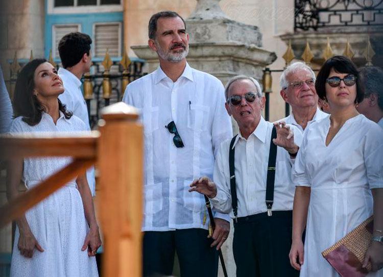 Eusebio Leal dialoga con los reyes de España durante recorrido por el centro histórico de La Habana.
