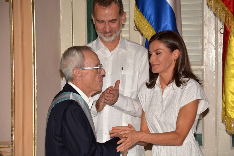 Eusebio Leal, historiador de La Habana, conversa con la reina Letizia de España.