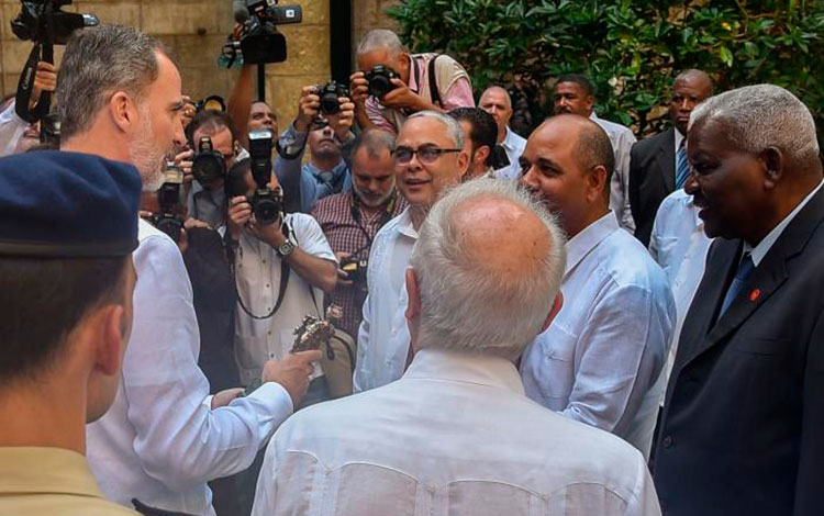 Presidente del Parlamento cubano, Esteban Lazo Hernández, participa en el recorrido de los reyes de España por la Habana Vieja.