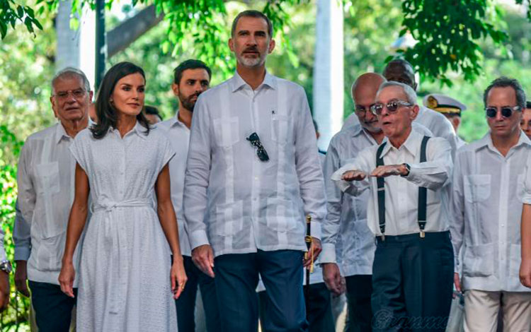Recorrido de los reyes de España por la Habana Vieja, junto a Eusebio Leal, historiador de la ciudad.